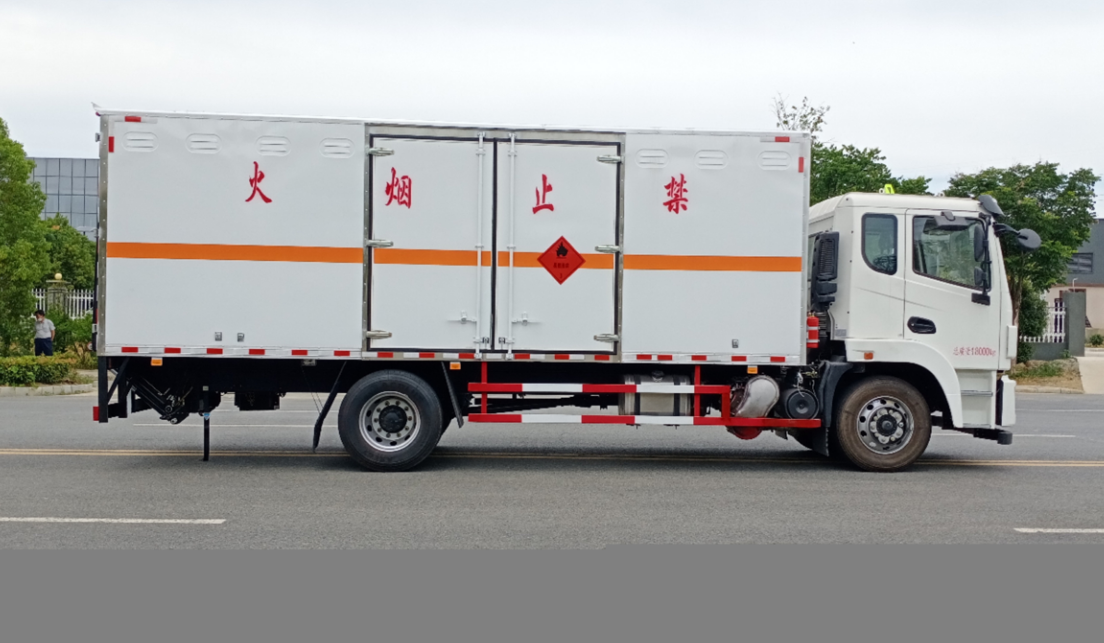 东风锦程6.8米气体厢式运输车