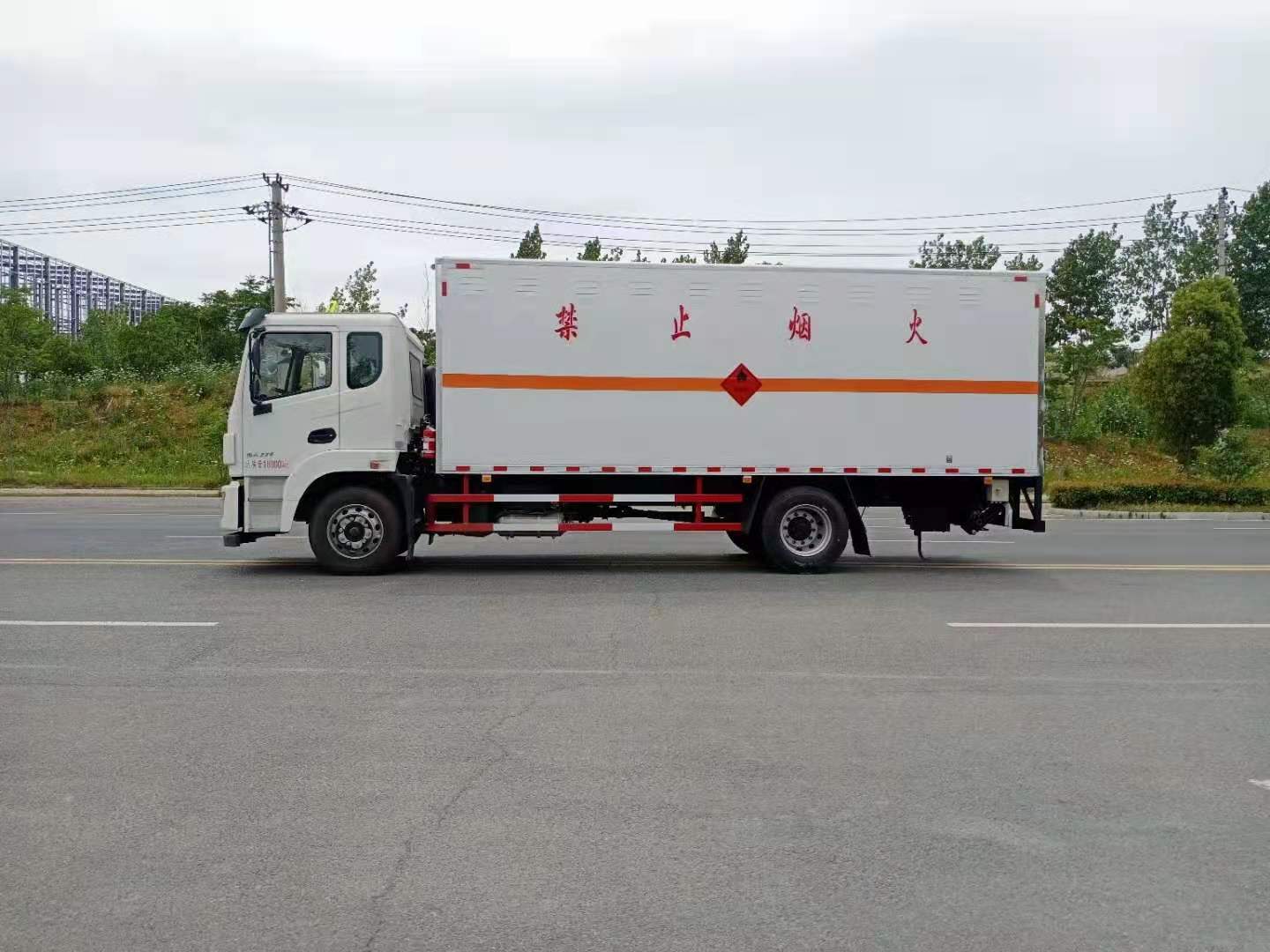 东风锦程6.8米液体厢式运输车