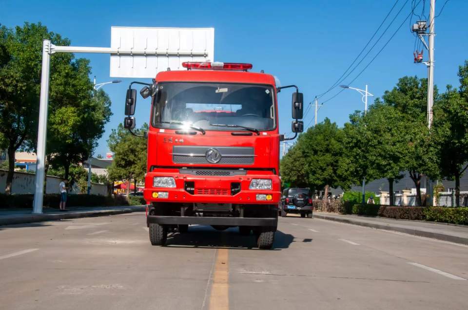 东风四驱10吨森林消防洒水车