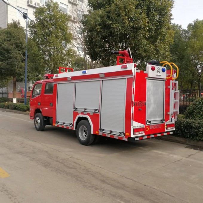多利卡2.5吨水罐消防车