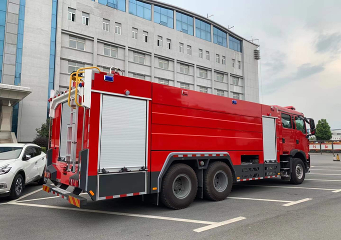 16吨水罐消防车